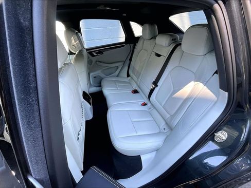 Certified 2025 Porsche Macan AWD/4WD image 22