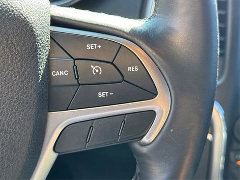 Used 2018 Jeep Grand Cherokee Limited image 34