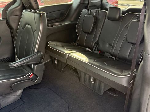 Used 2025 Chrysler Pacifica Limited FWD image 13