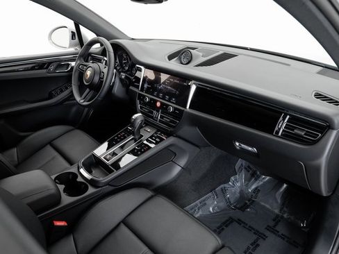 Used 2025 Porsche Macan image 26