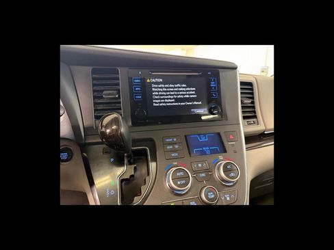 Used 2015 Toyota Sienna XLE FWD image 22