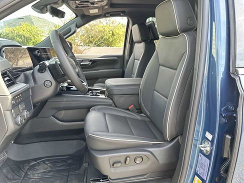 New 2026 Chevrolet Suburban Premier image 2