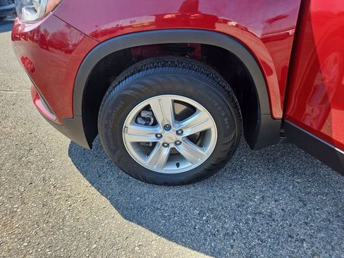 Used 2021 Chevrolet Trax LT w/ LT Convenience Package image 26