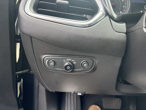 Used 2022 Chevrolet Equinox Premier FWD image 17