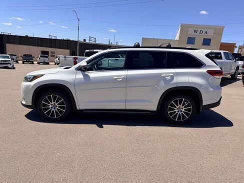 Used 2017 Toyota Highlander SE FWD image 6