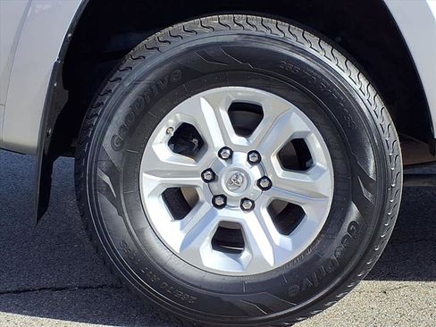 Used 2016 Toyota 4Runner SR5 image 7