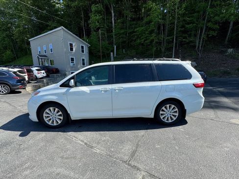 Used 2017 Toyota Sienna XLE Premium AWD/4WD image 6