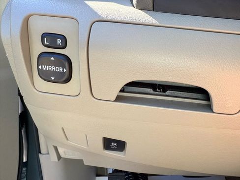 Used 2010 Toyota Camry LE image 38