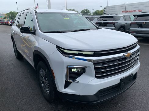 Used 2024 Chevrolet Traverse LT image 3