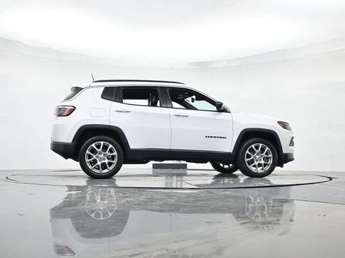Used 2023 Jeep Compass Latitude AWD/4WD image 30