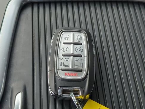 Used 2024 Chrysler Pacifica Select image 18