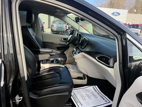 Used 2024 Chrysler Pacifica Touring-L FWD image 3