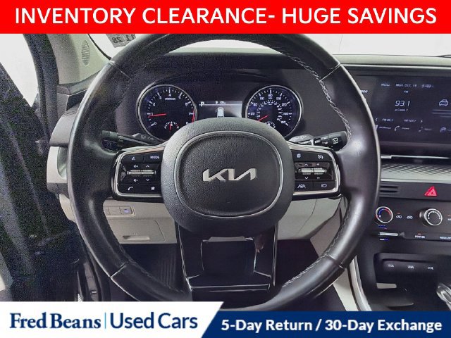 Used 2024 Kia Carnival LX FWD image 11