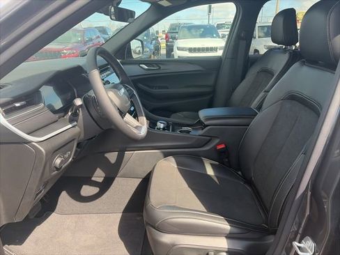 New 2025 Jeep Grand Cherokee Altitude image 12