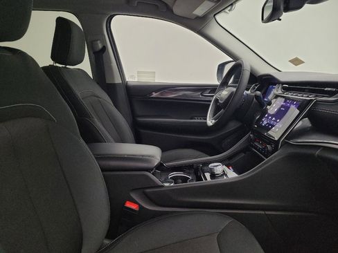 Used 2023 Jeep Grand Cherokee Laredo image 21