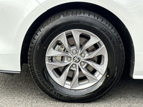 Used 2023 Toyota Sienna XLE FWD image 12
