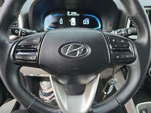 Used 2023 Hyundai Venue SEL image 12