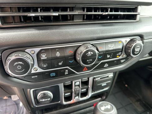 Used 2025 Jeep Wrangler Unlimited Sahara AWD/4WD image 18