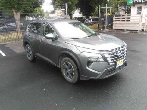 Used 2024 Nissan Rogue SV AWD/4WD image 2