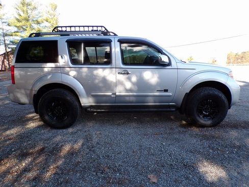 Used 2005 Nissan Pathfinder SE Off-Road image 5