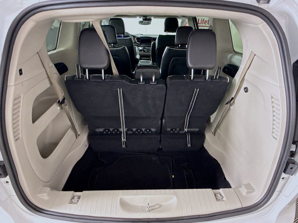 Used 2023 Chrysler Pacifica Limited AWD/4WD image 30