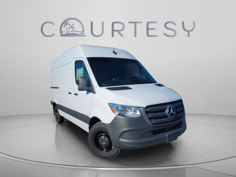 Used 2025 Mercedes-Benz Sprinter 2500 image 7