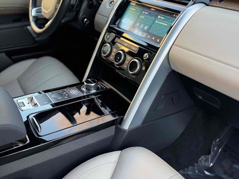 Used 2019 Land Rover Discovery HSE image 30