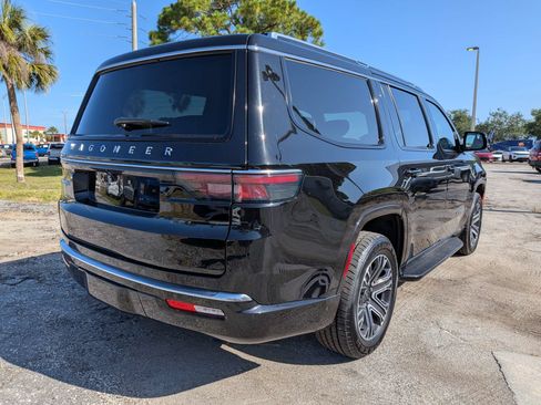 Used 2025 Jeep Wagoneer 4WD w/ Convenience Group I image 4