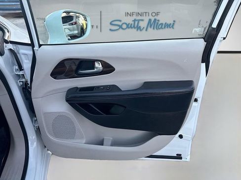 Used 2021 Chrysler Pacifica Limited image 34