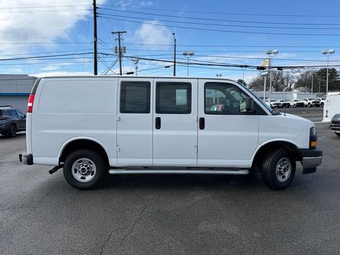 Used 2024 GMC Savana 2500 w/ Driver Convenience Package image 3