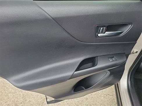 Used 2023 Toyota Venza LE image 9