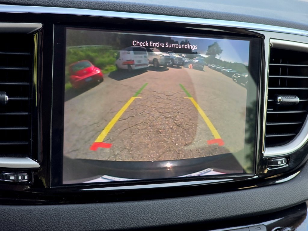Used 2024 Chrysler Pacifica Touring-L FWD image 9