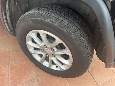 Used 2021 Jeep Grand Cherokee Laredo w/ Security & Convenience Group image 19