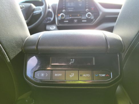 Used 2021 Toyota Highlander XLE image 18