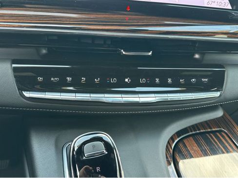 Certified 2024 Cadillac Escalade Premium Luxury w/ Performance Package image 21