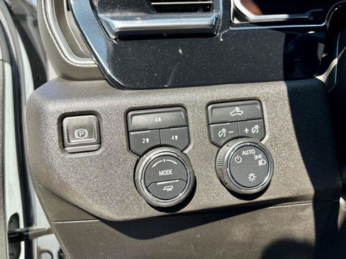Used 2024 Chevrolet Silverado 2500 LT AWD/4WD image 18