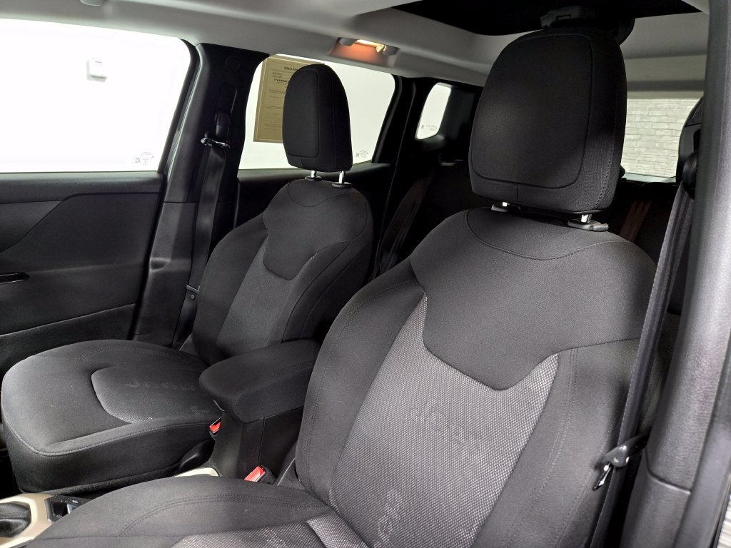 Used 2016 Jeep Renegade Latitude AWD/4WD image 12