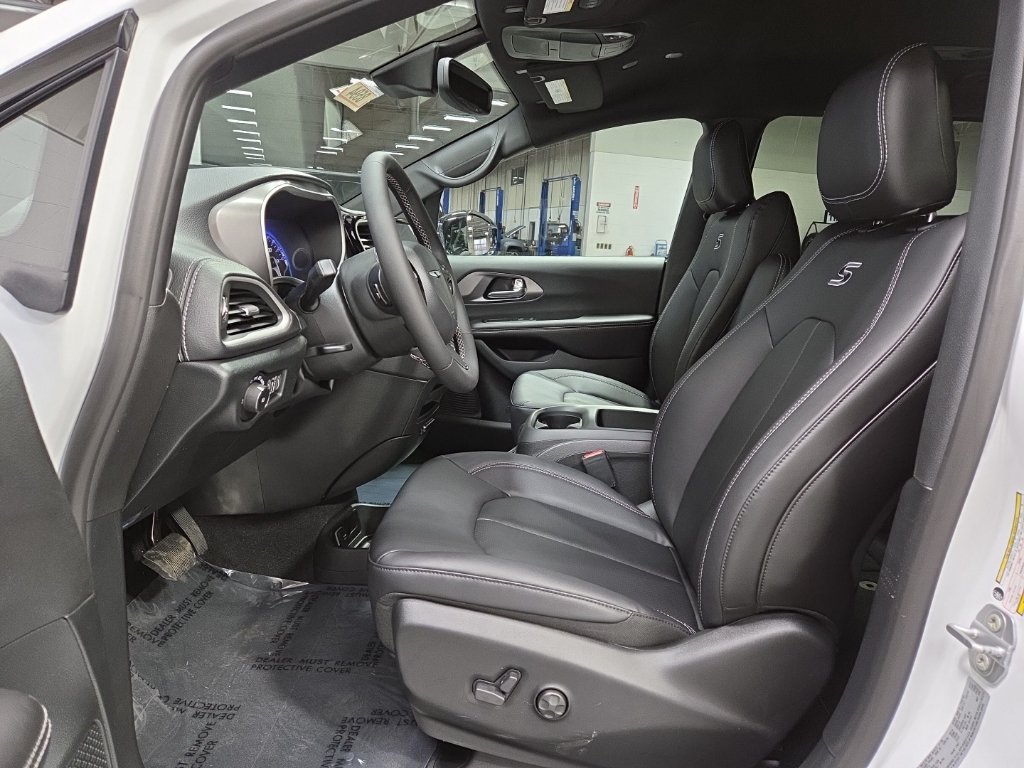 New 2026 Chrysler Pacifica Select w/ S Appearance Package FWD image 9