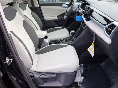 Certified 2025 Volkswagen Taos SE image 36