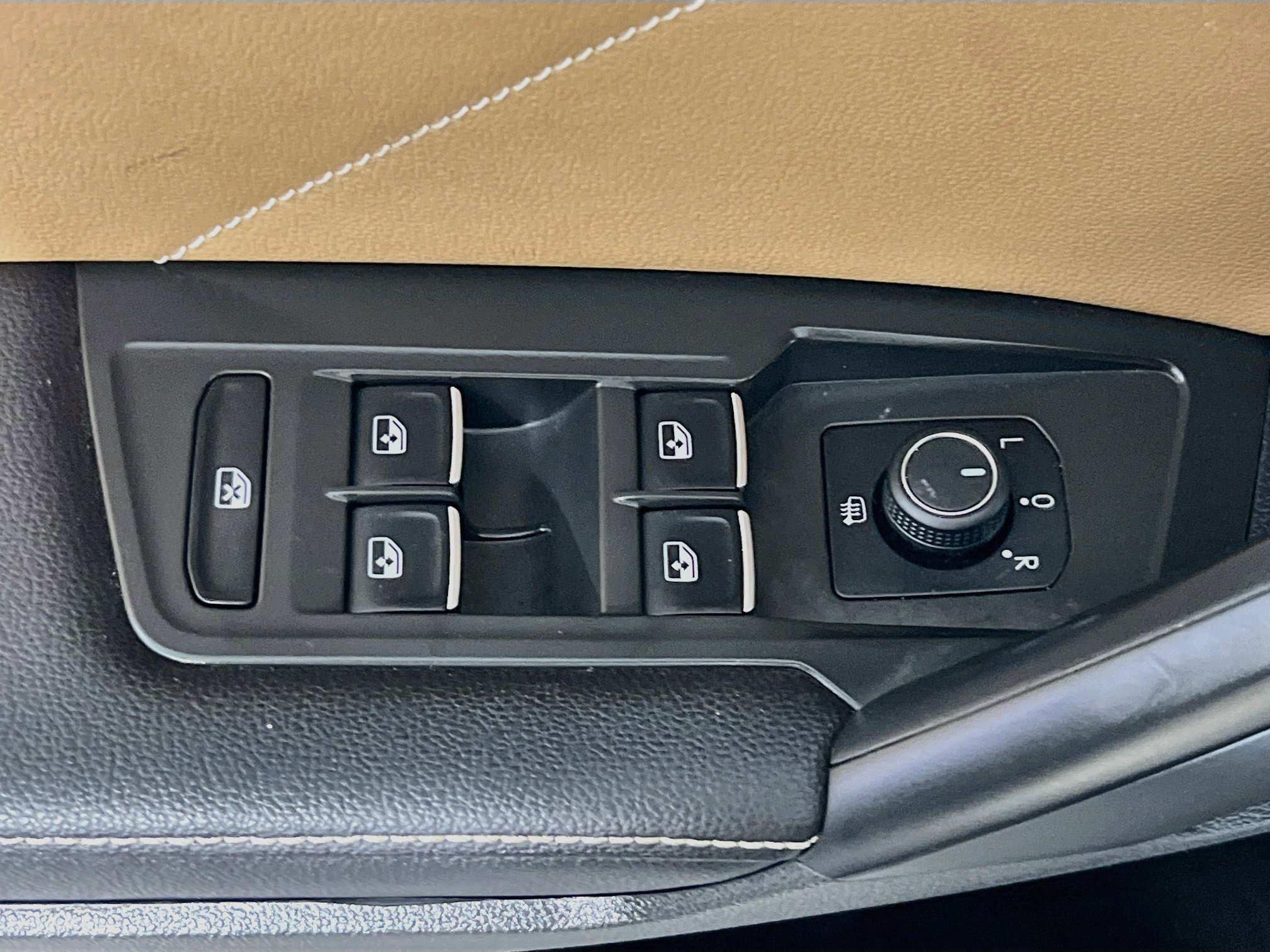 Used 2023 Volkswagen Tiguan SE w/ Panoramic Sunroof Package FWD image 16
