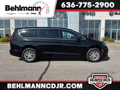 New 2025 Chrysler Pacifica Select