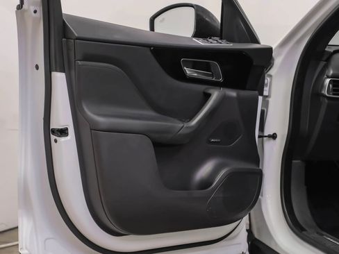 Used 2019 Jaguar F-PACE Premium image 39