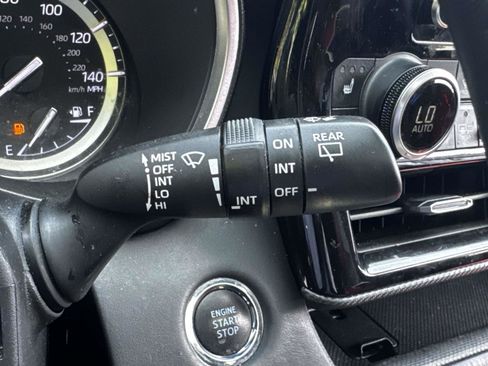 Used 2022 Toyota Highlander XSE AWD/4WD image 25