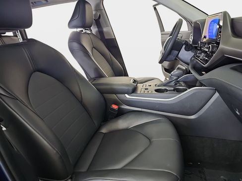 Used 2025 Toyota Highlander XLE AWD/4WD image 12