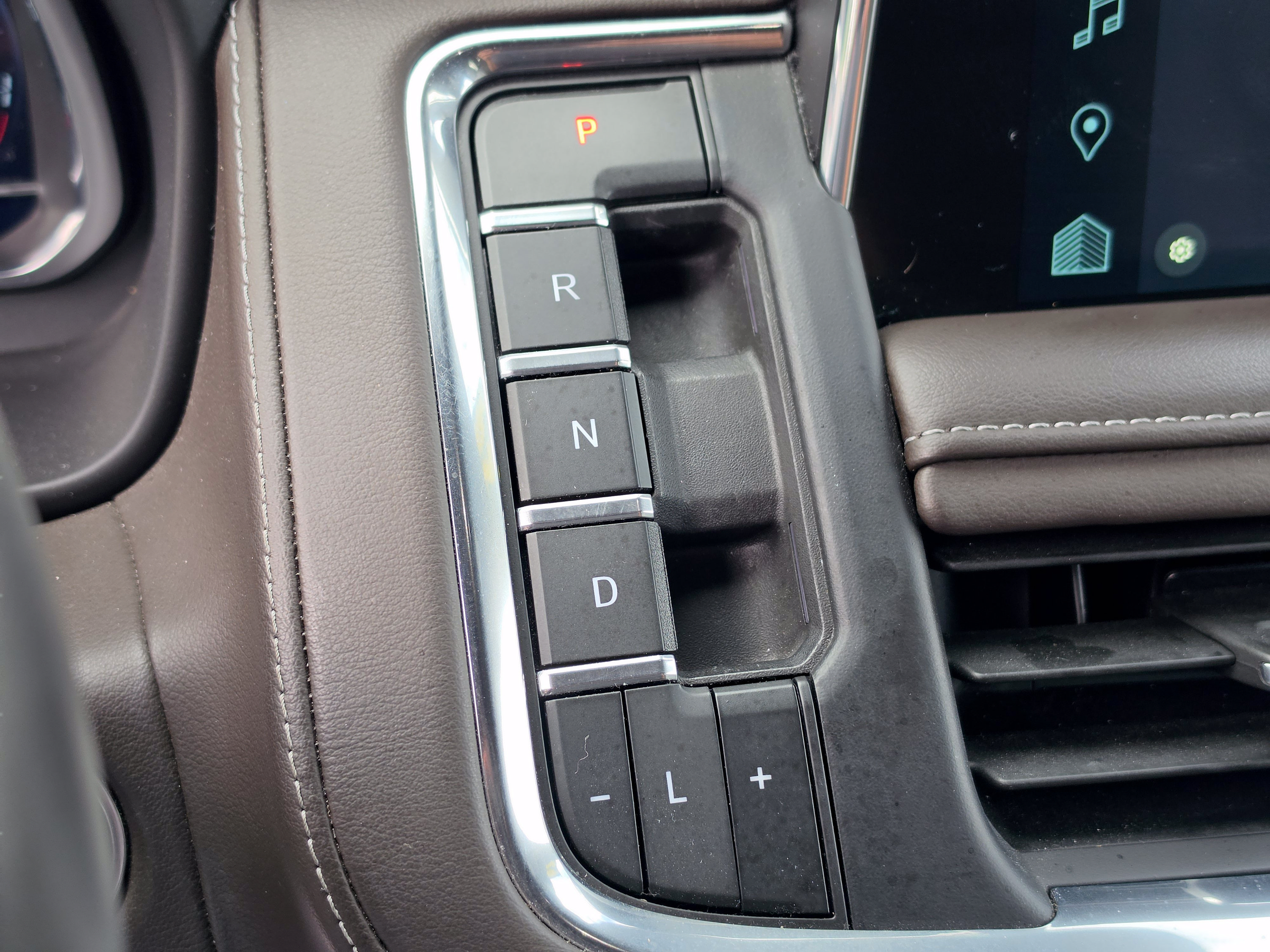 Used 2024 Chevrolet Suburban LT RWD image 29