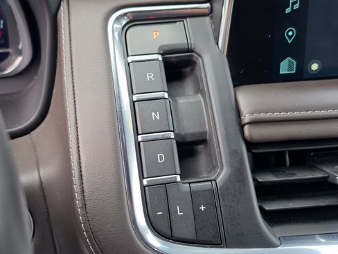Used 2024 Chevrolet Suburban LT RWD image 29