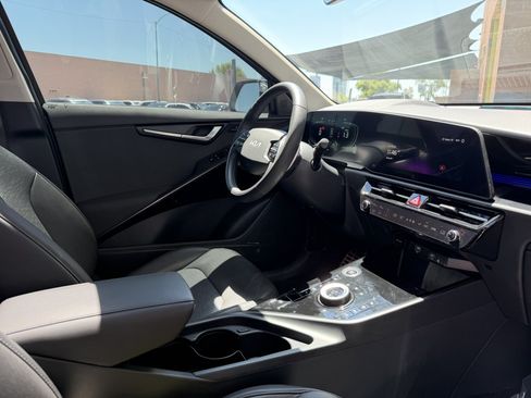 Used 2024 Kia Niro SX Touring FWD image 38