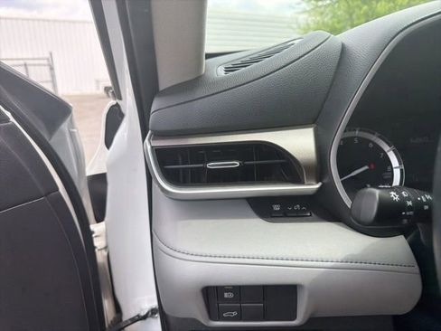 Used 2022 Toyota Highlander XLE AWD/4WD image 12