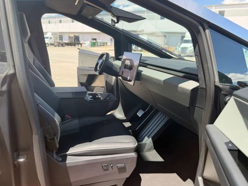Used 2024 Tesla Cybertruck AWD Crew Cab image 23