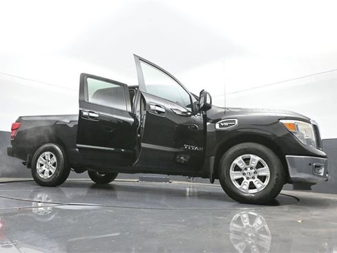 Used 2017 Nissan Titan SV image 46